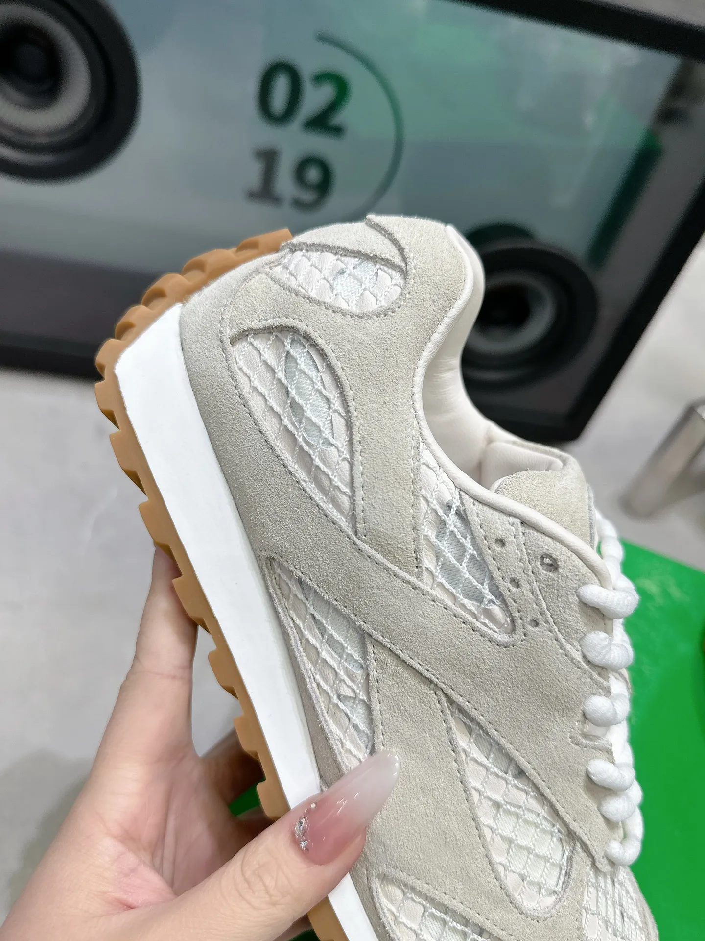 👟👟Ex-factory price 560👟👟 Men ➕20 💰𝐁𝐨𝐭𝐭𝐞𝐠𝐚 𝐕𝐞𝐧𝐞𝐭𝐚 Bodie Home Couple Style 👫BV Sports Shoes Wang Yibo Same Style Casual shoes for couples and dad shoes! Runner sneakers! Original purchase and development! Made of original lightweight technical mesh fabric, the same as the original version! The process is complicated! Paired with a geometric pattern designed rubber outsole, the higher version of the Wang Zha series is actually much taller, but the legs still look slim. Very nice. Durable and durable to play with, standard and version-matching shoe-packing technology. Look for high-end versions. The original outsole is exclusively molded, and the color-blocked TPU outsole is used. The material and weight are the same as the original! Size: Women’s size 35-41 (40 and 41 customized, non-refundable) Men’s size 39-45 (45 customized, non-refundable)